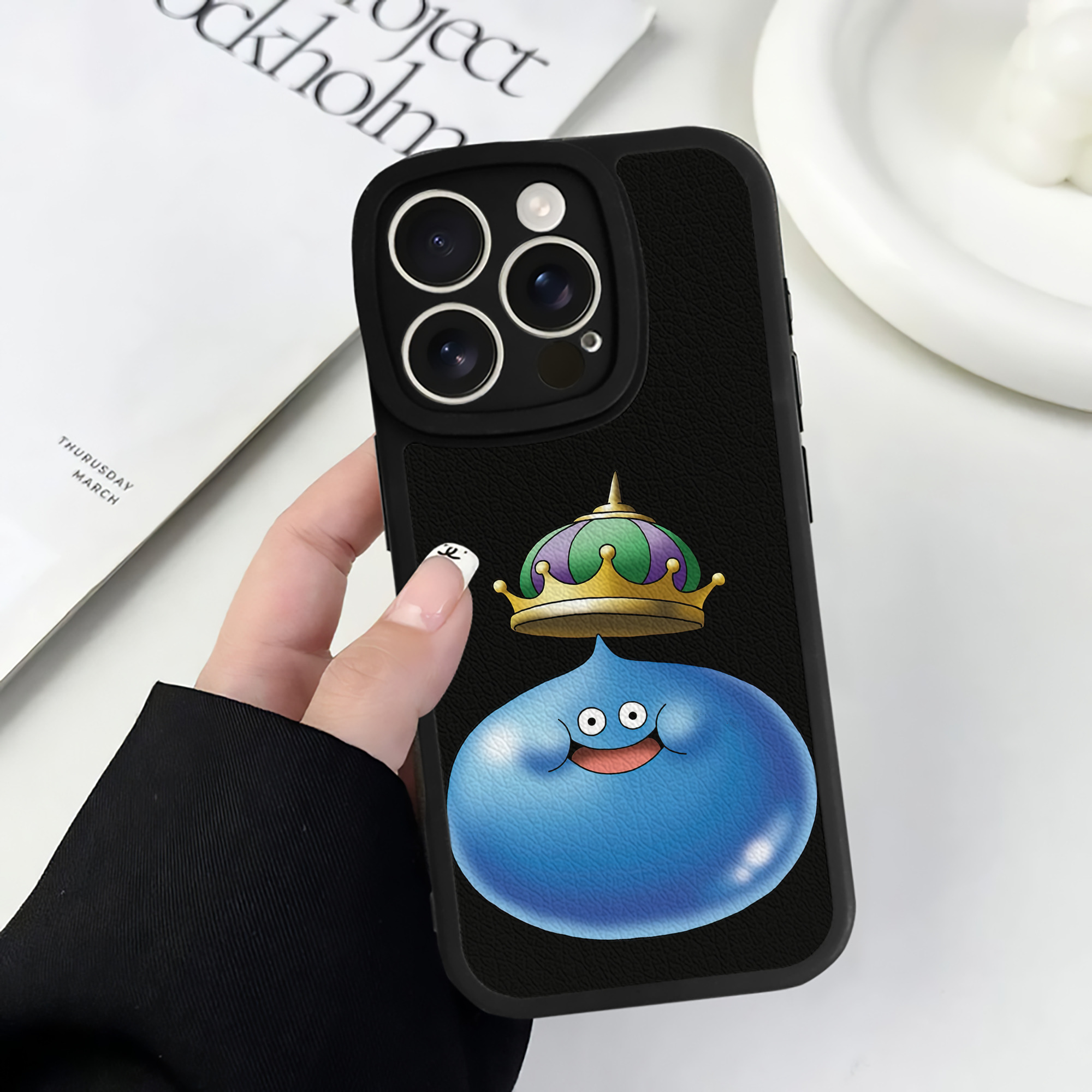 （画像用） ドラゴンクエスト Doragon Kuesuto Dragon Quest 【iPhone 16シリーズ対応】シリコンスマホケース（レザー調） 材質：シリコン